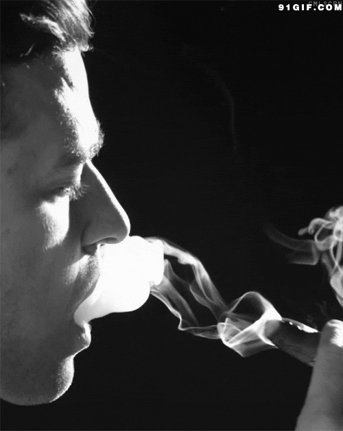 抽雪茄的男人gif图:抽烟