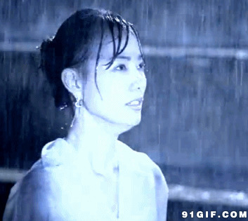 站在雷雨下的女人闪图:淋雨
