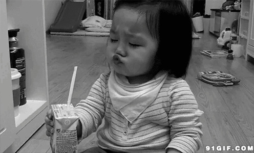 小女孩喝饮料囧态gif图:囧态