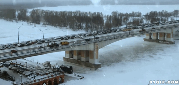 雪天过桥的车辆gif图:下雪