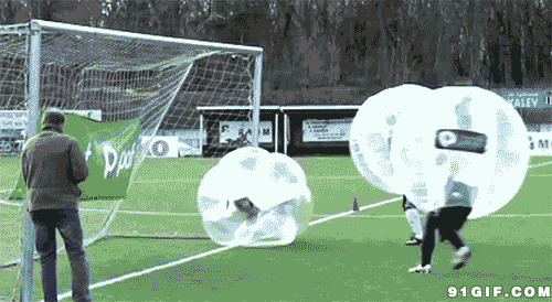 搞笑踢足球动态图:打球