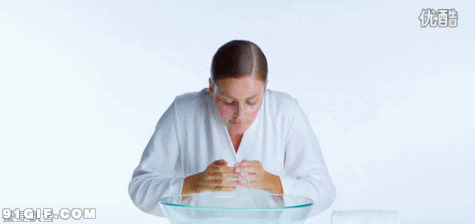 女人清水洗脸动态图