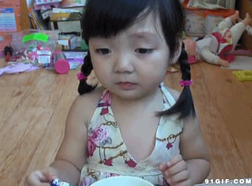 小女孩吃饭表情图