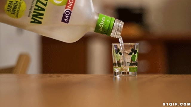 小杯子倒饮品动态图:倒水