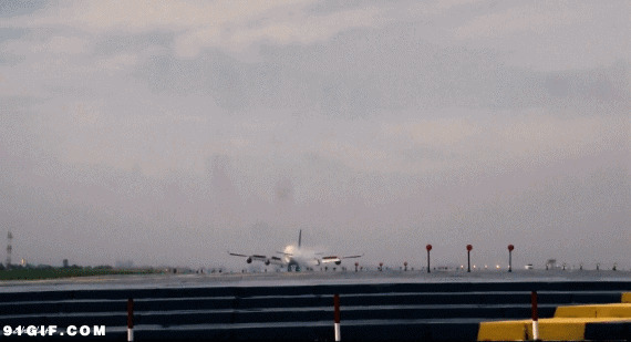 航空客机降落机场闪图