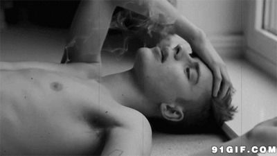 男青年抽烟动态图:抽烟