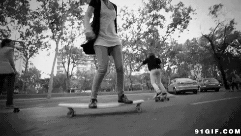 马路玩滑板动态图:溜滑板