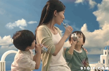 妈咪和宝宝喝牛奶闪图