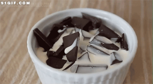 巧克力加牛奶动态图:巧克力