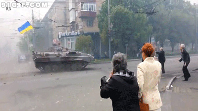 坦克开上街动态图:坦克
