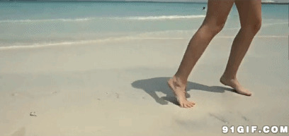 赤脚走沙滩动态图