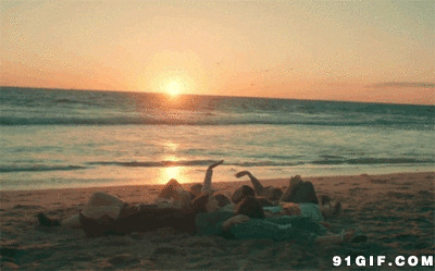 结伴海边看日落gif图:日落