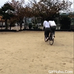 双人踩单车搞笑图片:骑车