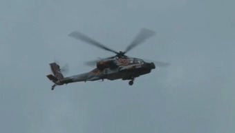 直升飞机翻滚动态图:直升飞机