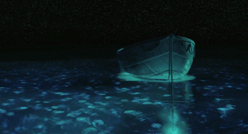 午夜湖中小舟gif图:小船