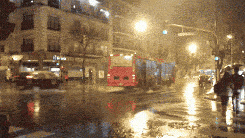 公路上夜雨茫茫闪图:下雨