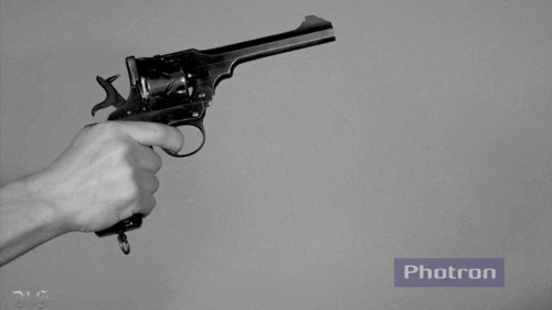 左轮手枪射击gif图片:开枪