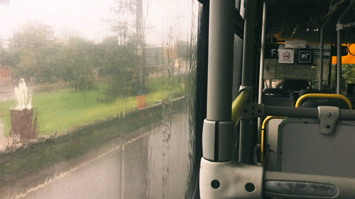下雨天开车动态图:雨天