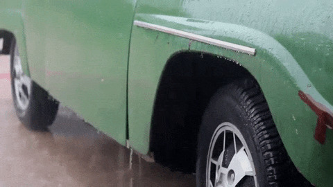 淋雨的汽车动态图:淋雨