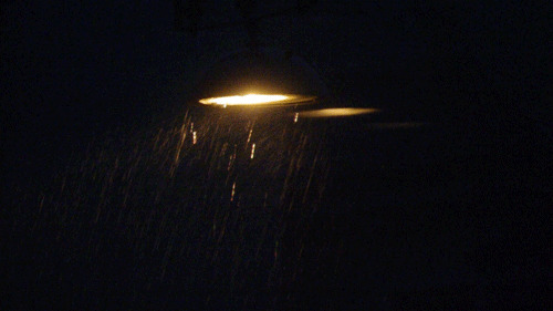 雨下昏暗路灯gif图片