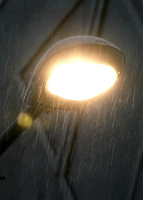 雨天的路灯gif图:路灯