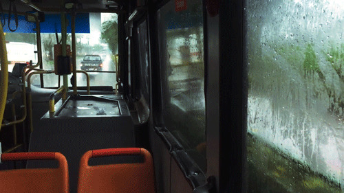 雨中行驶的公交车闪图:雨天