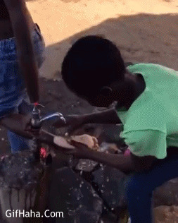 非洲小孩洗脚搞笑图片:洗脚