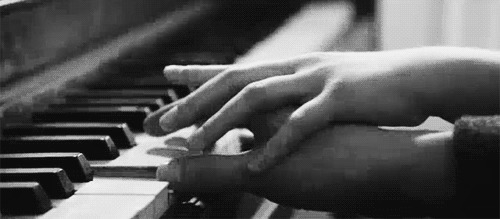 钢琴上的恋曲动态图:弹琴