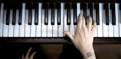 单手弹钢琴动态图:弹钢琴