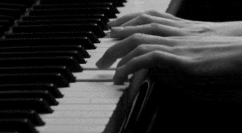 优雅弹钢琴动态图:弹钢琴