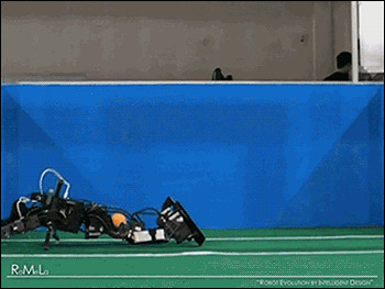 机器人踢球搞笑图片