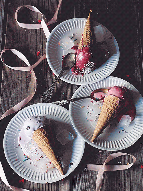 餐桌上的冰淇淋唯美图片:冰淇淋