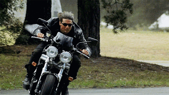 周润发骑摩托兜风GIF图片:周润发,摩托