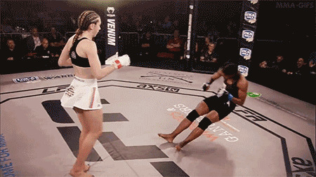 女拳击手高鞭腿KO对手动态图片:高鞭腿,踢人
