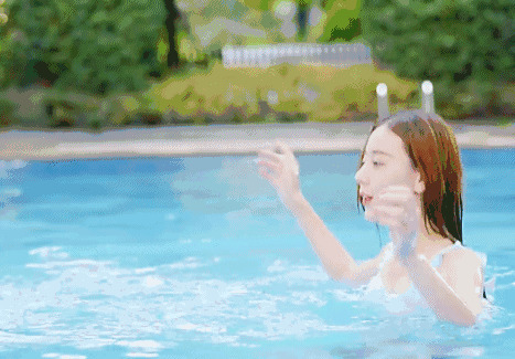 美女在游泳池戏水GIF图片