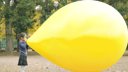 小女孩吹气球动态图片:吹气球