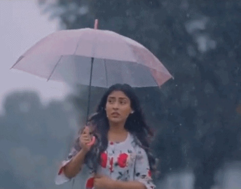 雨中奔跑的打伞女人动态图片:奔跑