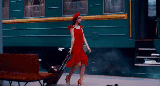 漂亮的红衣女孩坐火车动态图片