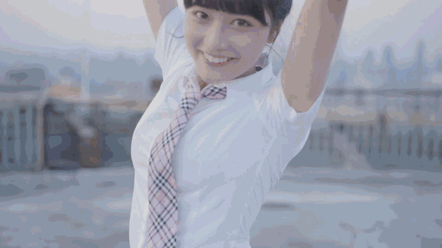 齐刘海的学生妹跳舞动态图片:跳舞