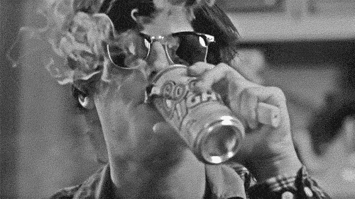 戴墨镜的帅哥吸烟喝酒动态图片:喝酒