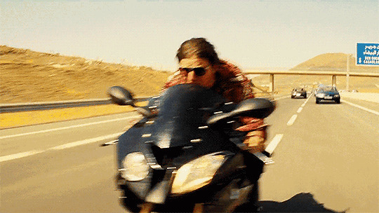 骑摩托在高速上疾驰动态图片:骑摩托