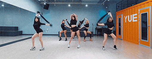 长腿美女排练室跳舞动态图片:跳舞