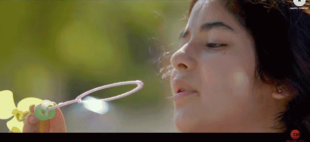 可爱的印度女孩吹泡泡动态图片:吹泡泡
