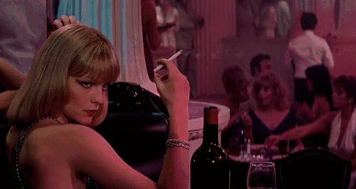 酒吧性感的女人抽烟GIF图片:抽烟