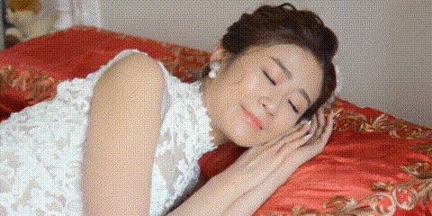 新婚女孩睡觉动态图片:睡觉