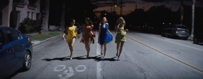 四位少女大街上跳舞动态图片