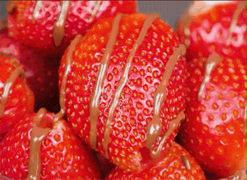 吃草莓的正确方式动态图片:草莓