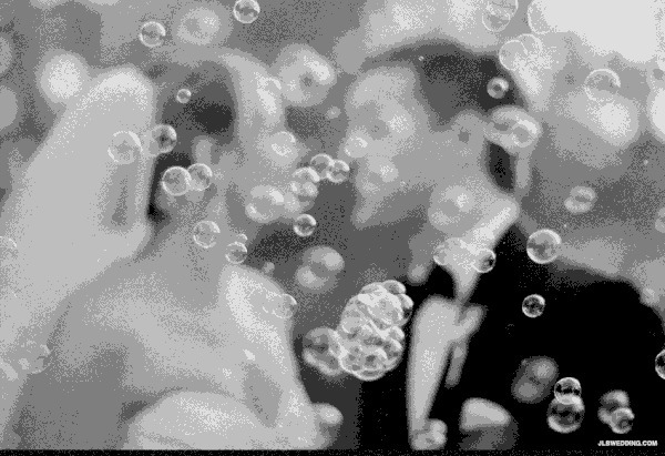 新郎新娘亲吻吹泡泡动态图片:吹泡泡