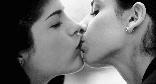 两个女人之间的舌吻动态图片