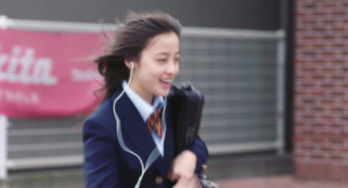 戴耳机的高中女孩奔跑动态图片